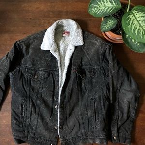 VINTAGE Levi’s Sherpa-lined Denim Trucker Jacket